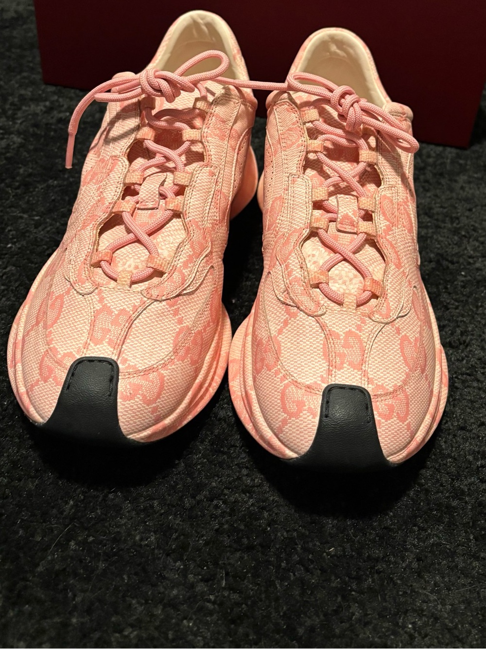 GUCCI Pink Run Sneakers 👟🩷
Beautiful authentic Gucci Run sneakers